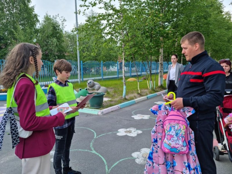 В городе Муравленко автоинспекторы совместно с ЮИДовцами и уполномоченным по правам ребенка провели тематическое мероприятие