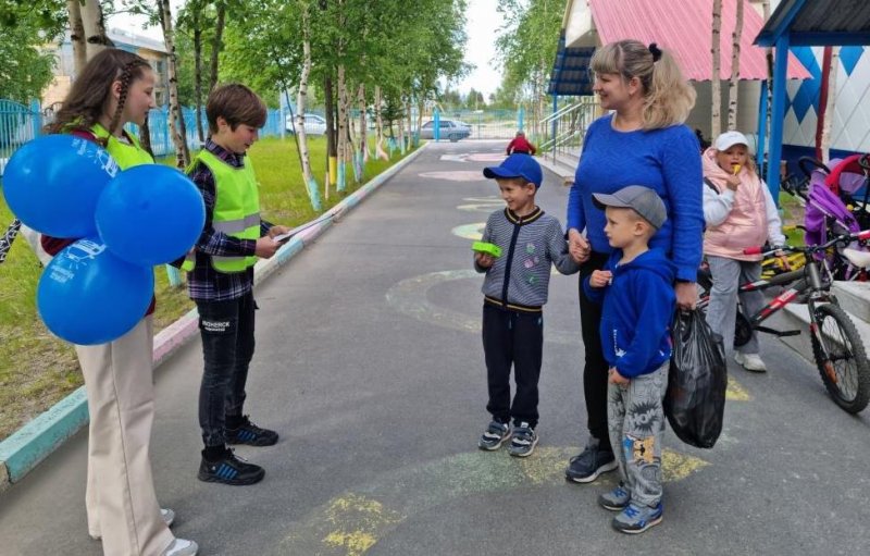 В городе Муравленко автоинспекторы совместно с ЮИДовцами и уполномоченным по правам ребенка провели тематическое мероприятие