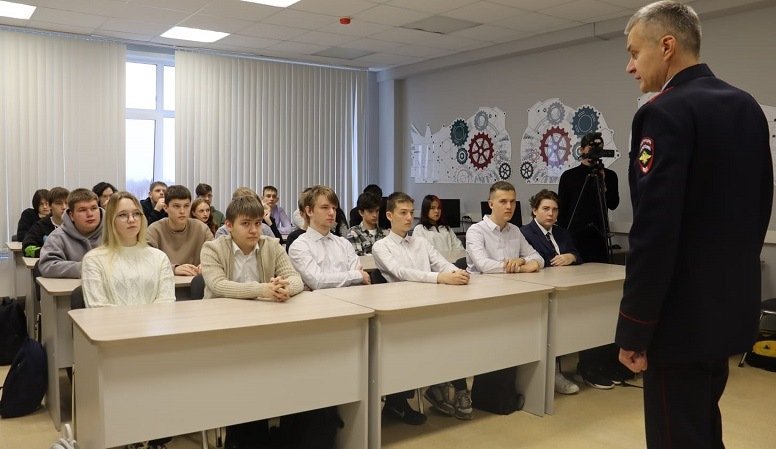 Руководитель окружной Госавтоинспекции встретился со студентами многопрофильного колледжа Муравленко